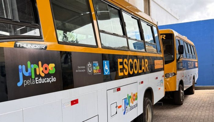 Glória do Goitá recebe dois novos ônibus para reforçar transporte escolar