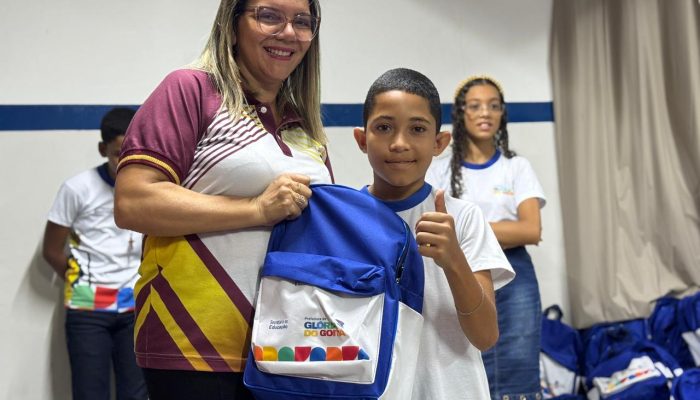 Prefeitura de Glória do Goitá entrega mais de 4 mil kits escolares para alunos da Rede Municipal